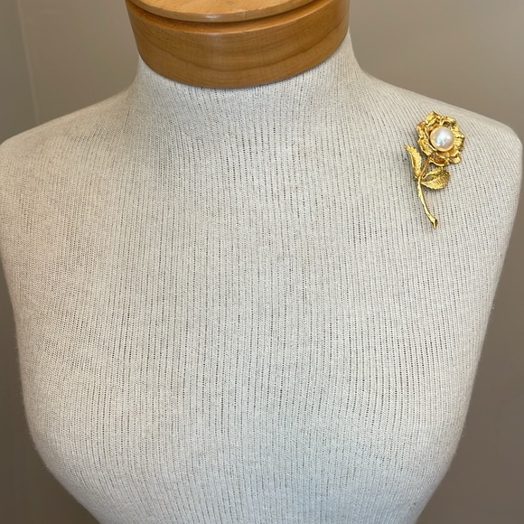 Vintage Gold-tone Flower Pin with Faux Pearl Center - Picture 9 of 12